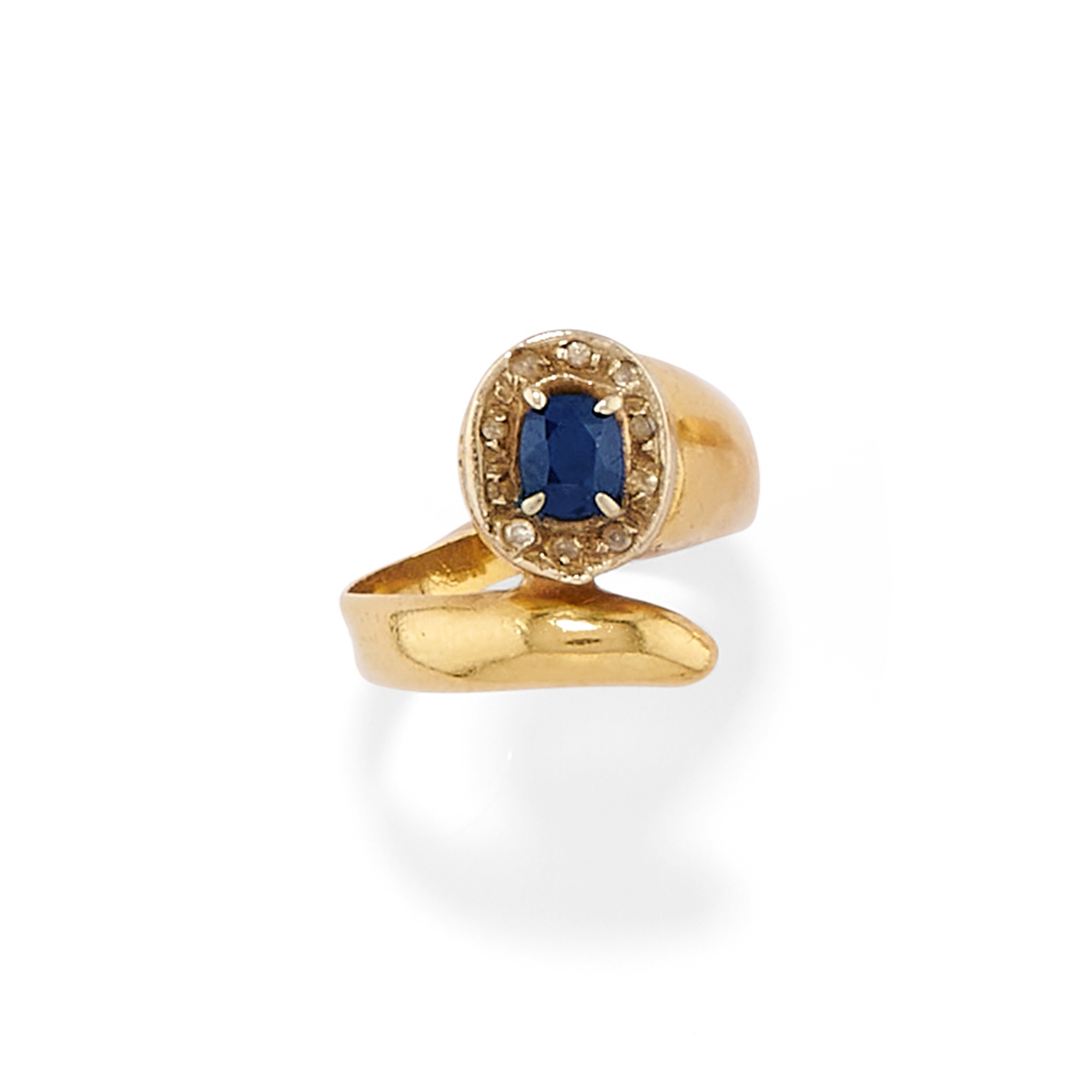 Otto anelli in oro giallo 18k e argento con corallo e pietre preziose