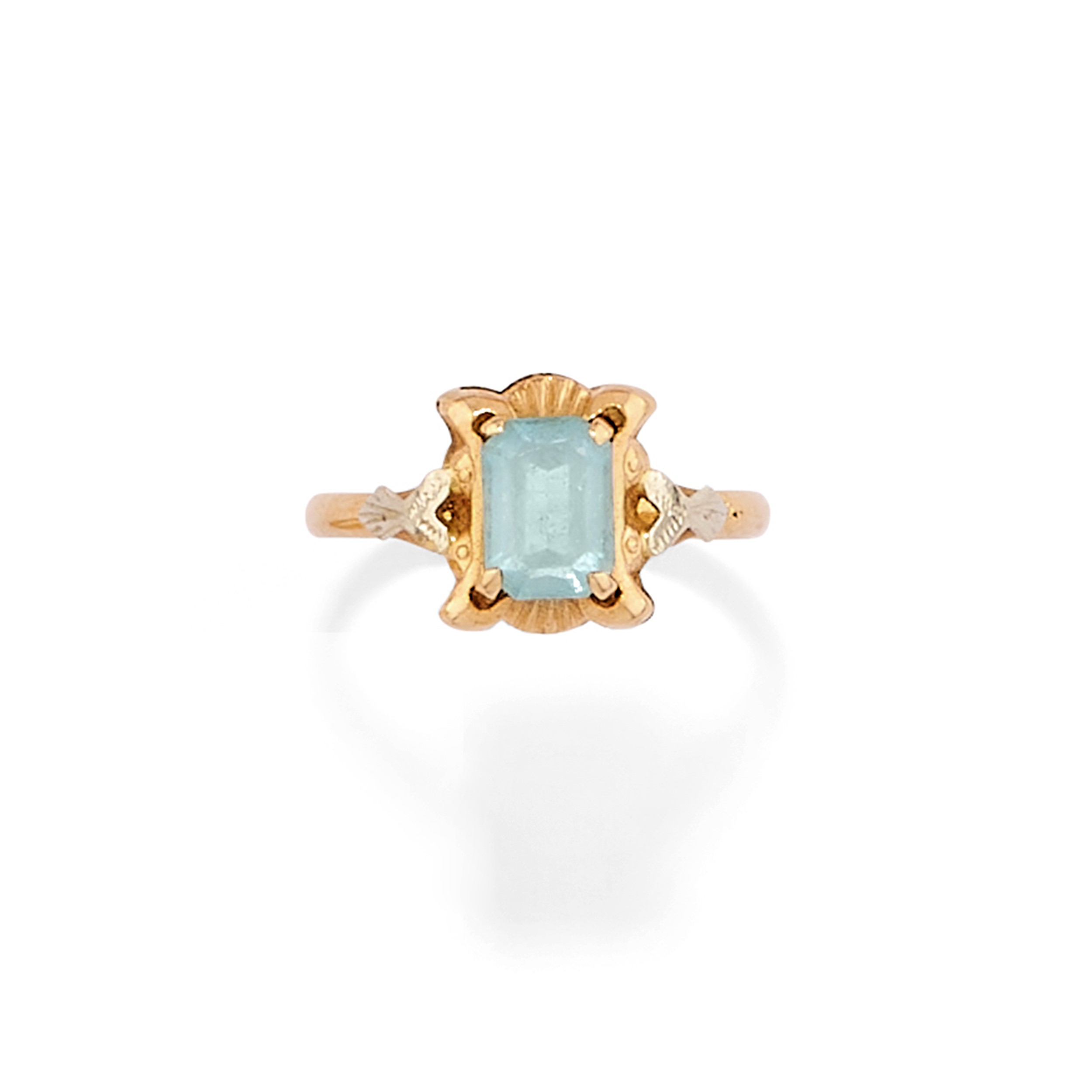 Otto anelli in oro giallo 18k e argento con corallo e pietre preziose