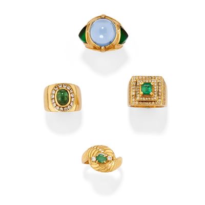 Quattro anelli in oro giallo 18k con smeraldi e diamanti