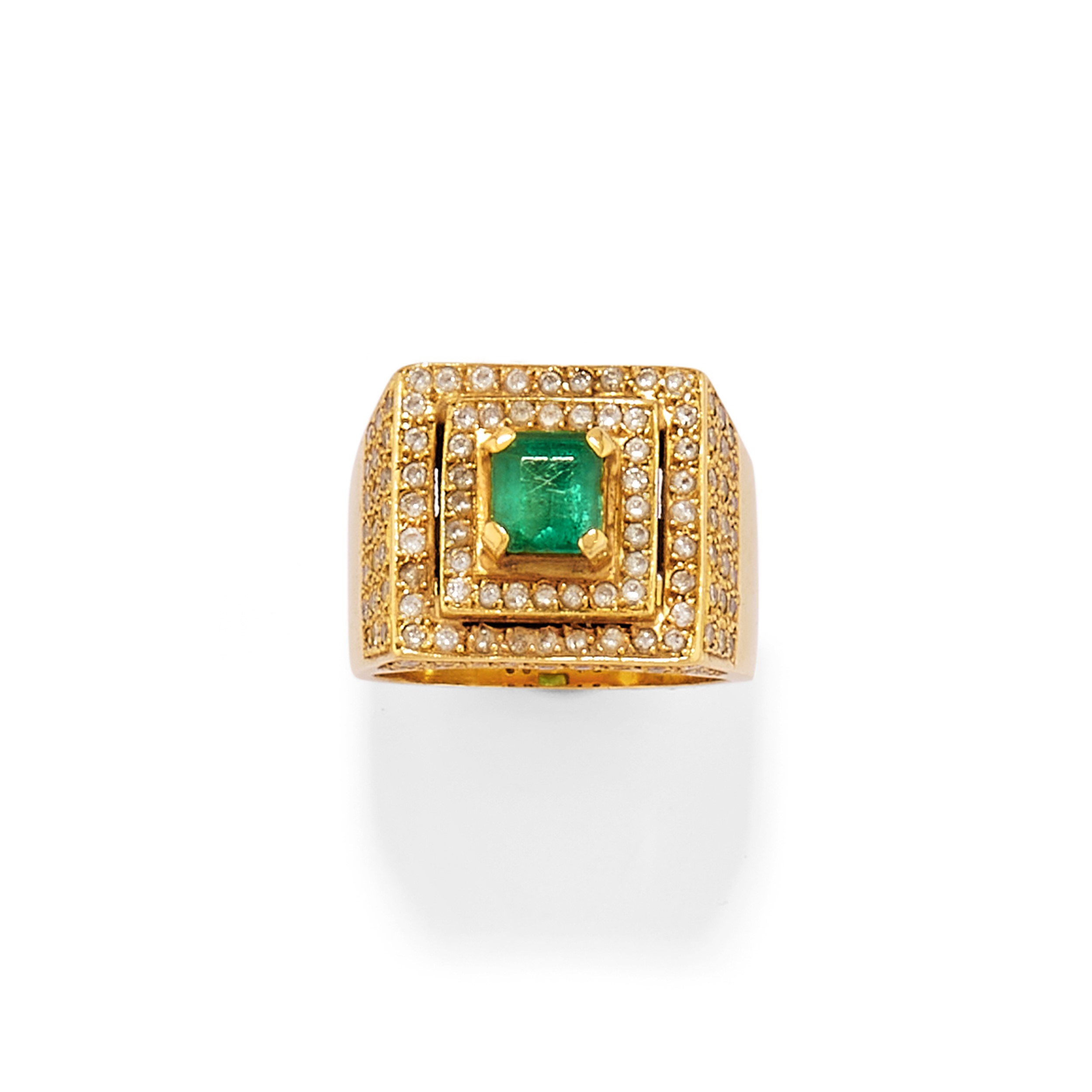Quattro anelli in oro giallo 18k con smeraldi e diamanti