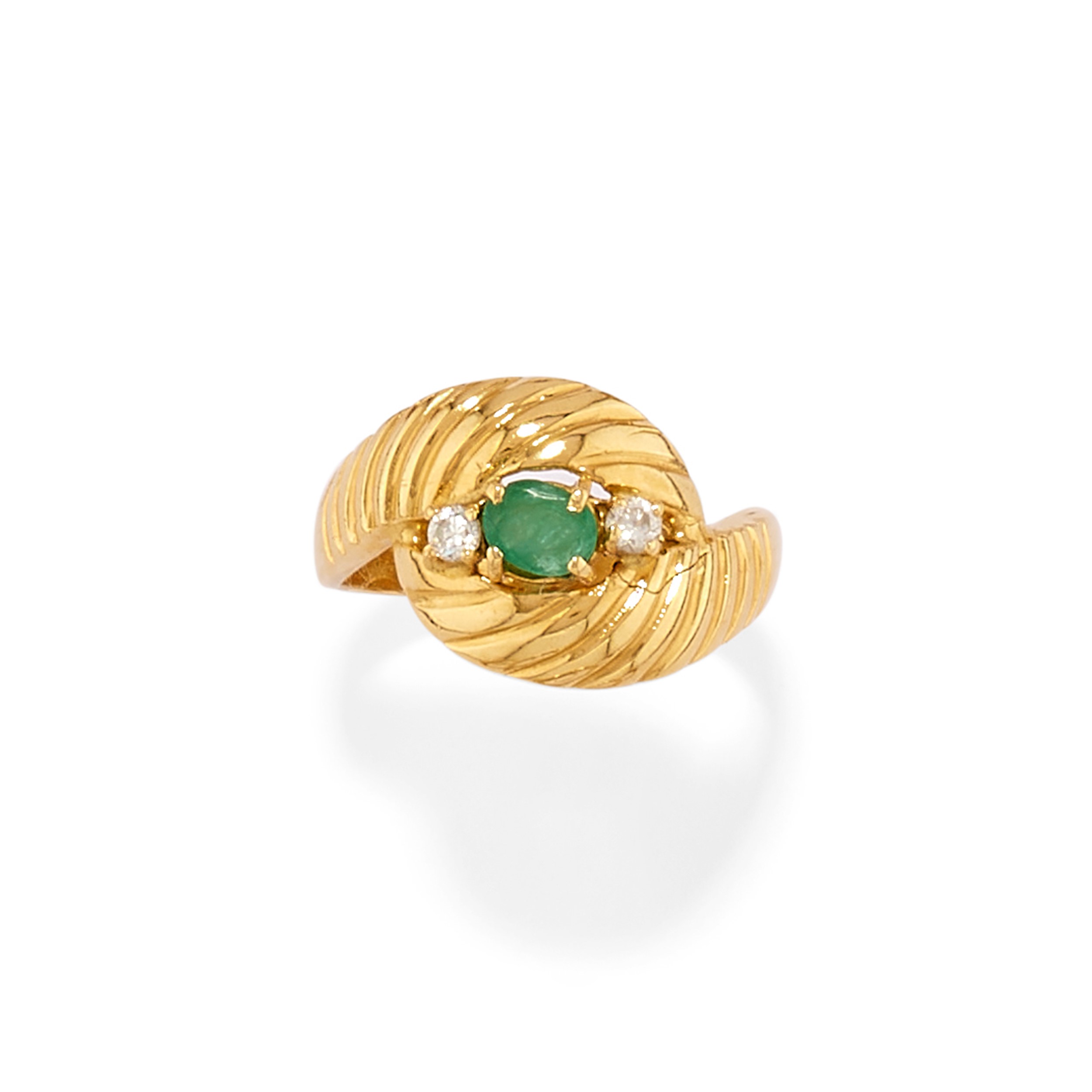 Quattro anelli in oro giallo 18k con smeraldi e diamanti