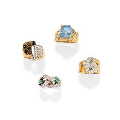 Quattro anelli in oro bicolore 18k con diamanti e pietre colorate