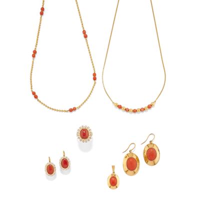 Collezione di gioielli in oro giallo 18k con corallo e pietre sintetiche