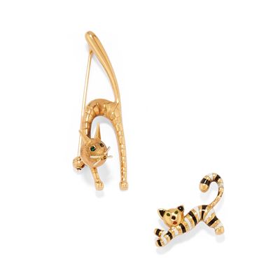 Due spille con gatto, oro giallo 18k con smalto e pietre verdi