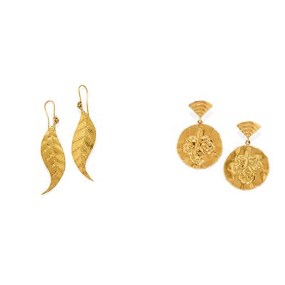Orecchini in oro giallo 18k, due coppie con decori a foglia