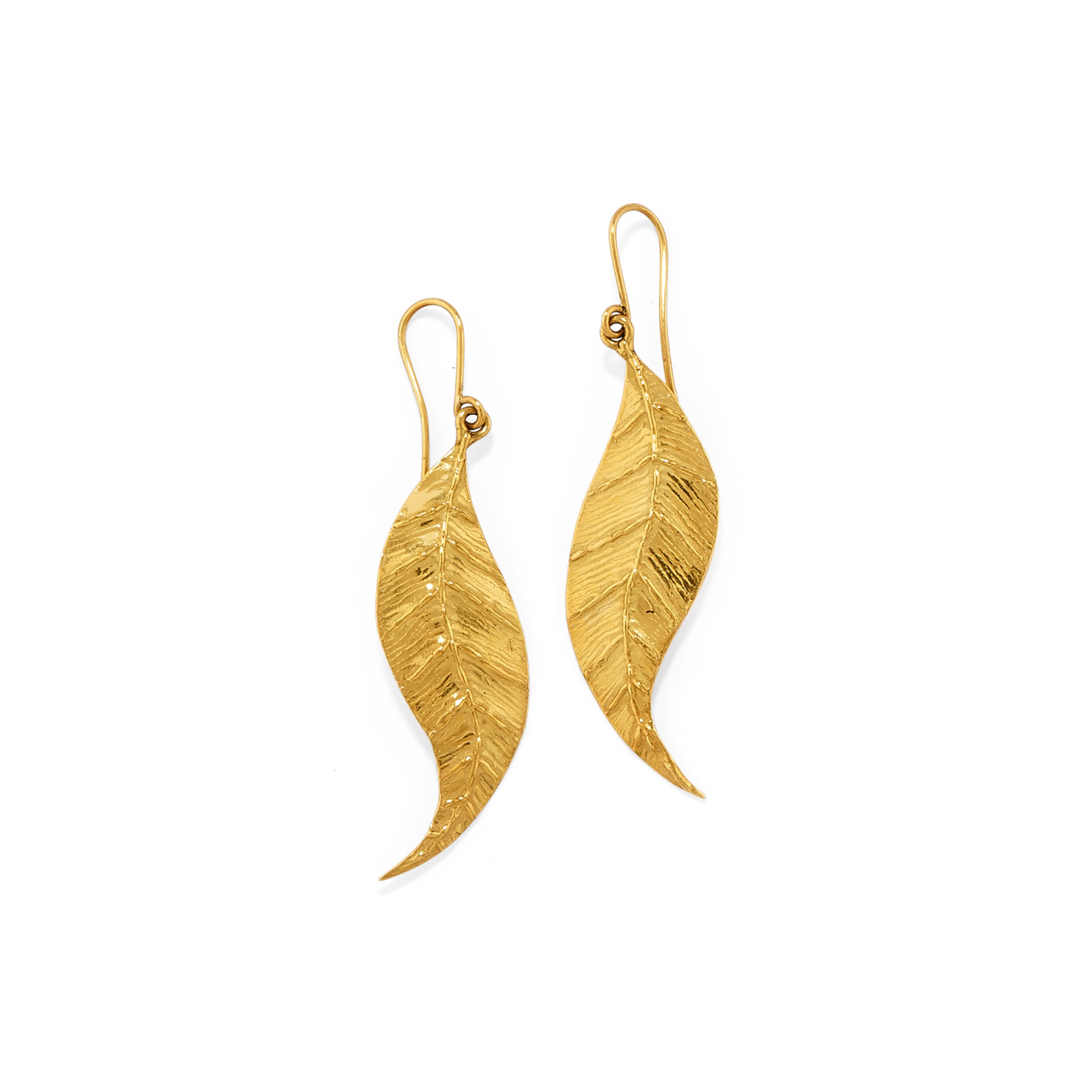 Orecchini in oro giallo 18k, due coppie con decori a foglia
