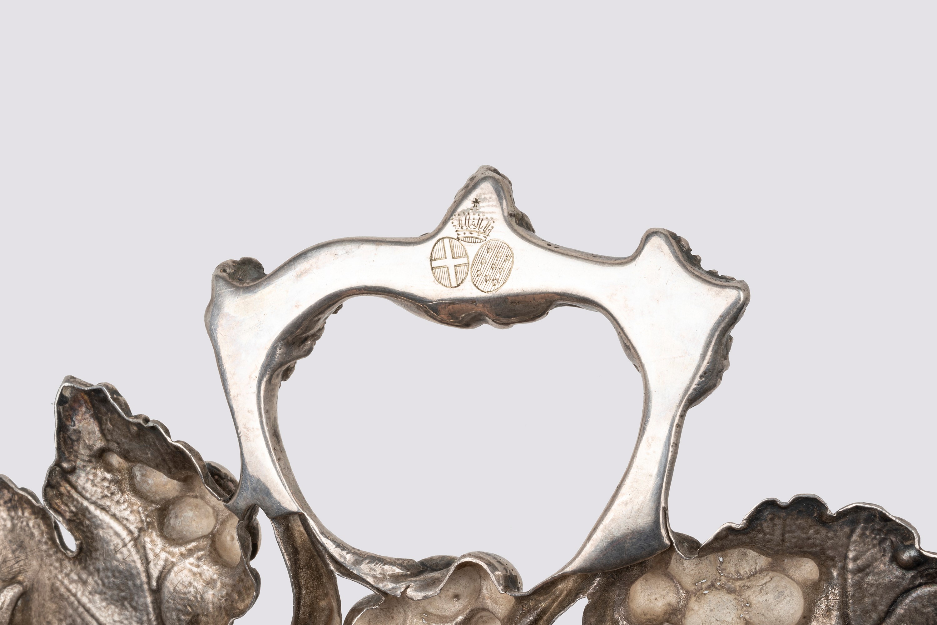 Centrotavola a Forma di Foglie di Vite Sbalzate e Cesellate, in Argento, Napoli Secolo XVIII