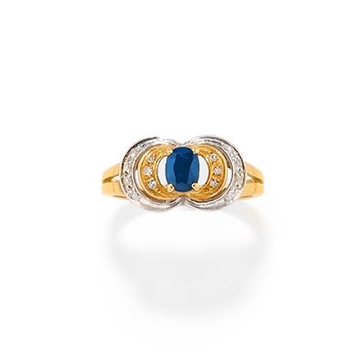 Anello in oro bicolore 18k con zaffiro ovale e diamanti