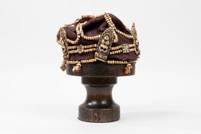 Cappello in Tessuto e Decorazioni in Osso, Tibet Fine Secolo XIX - Inizi Secolo XX