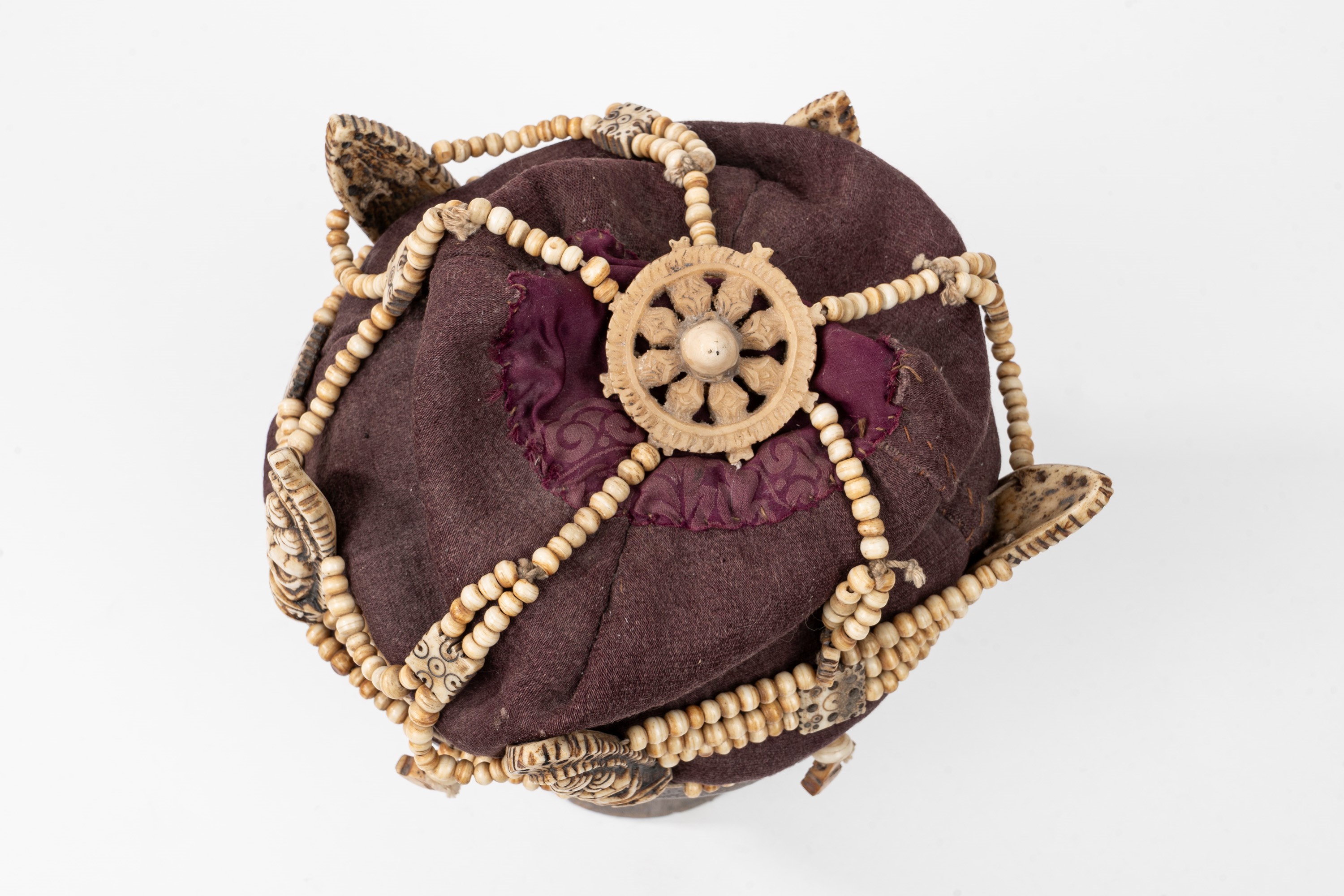 Cappello in Tessuto e Decorazioni in Osso, Tibet Fine Secolo XIX - Inizi Secolo XX