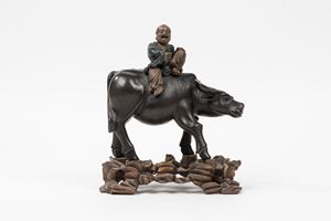 Scultura in legno laccato raffigurante bambino su bufalo, Cina secolo XIX