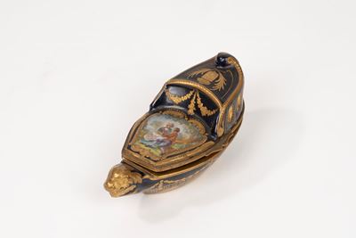 Tabacchiera in Porcellana Policroma e Finiture in Bronzo Dorato, Manifattura di Sevres Fine Secol...