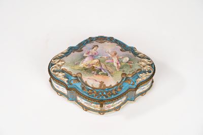 Scatola in Porcellana Policroma e Finiture in Bronzo Dorato, Manifattura di Sevres Fine Secolo XI...