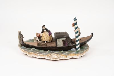 Scultura in Porcellana Policroma Raffigurante Gondola e Personaggi in Costume Veneziano