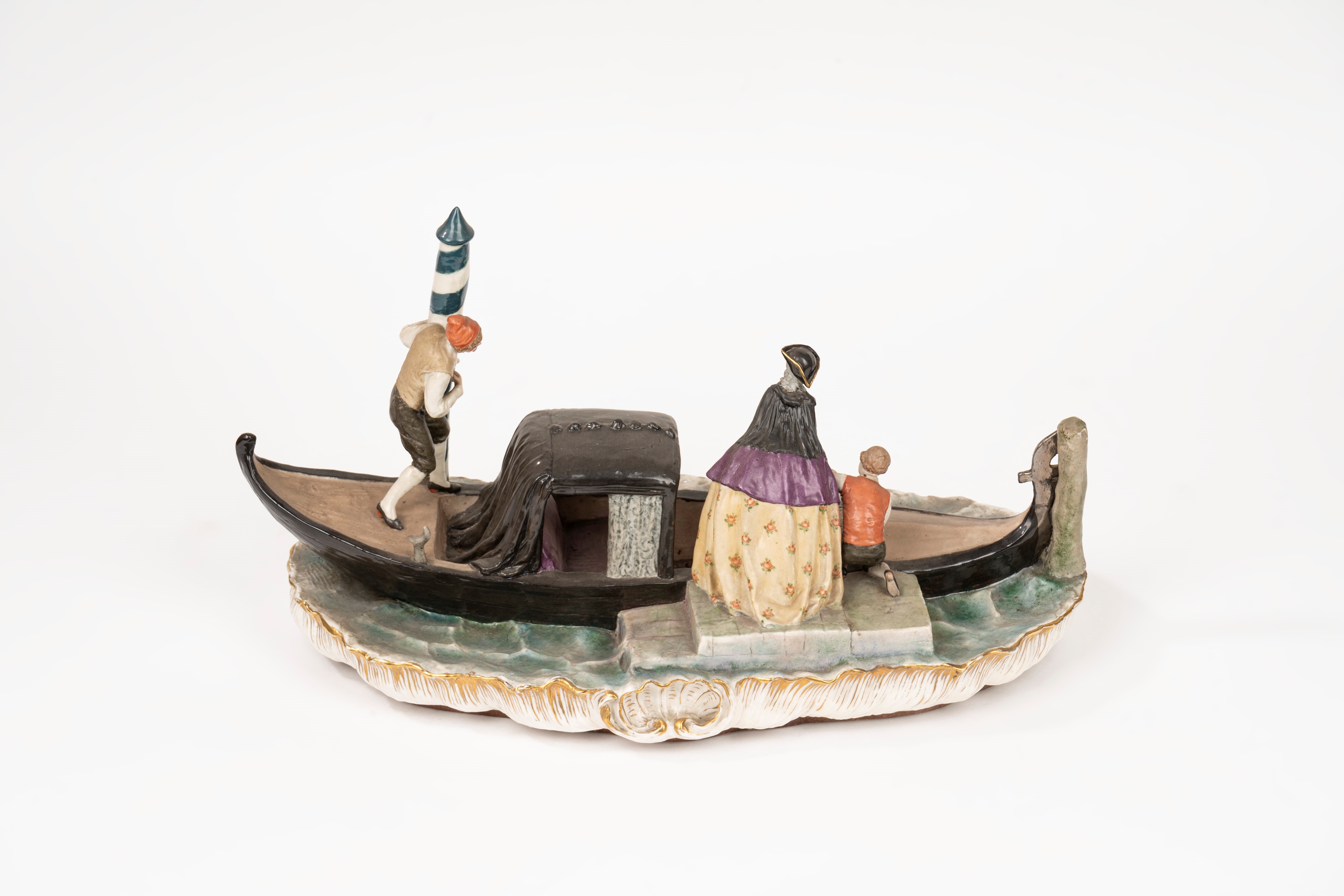 Scultura in Porcellana Policroma Raffigurante Gondola e Personaggi in Costume Veneziano