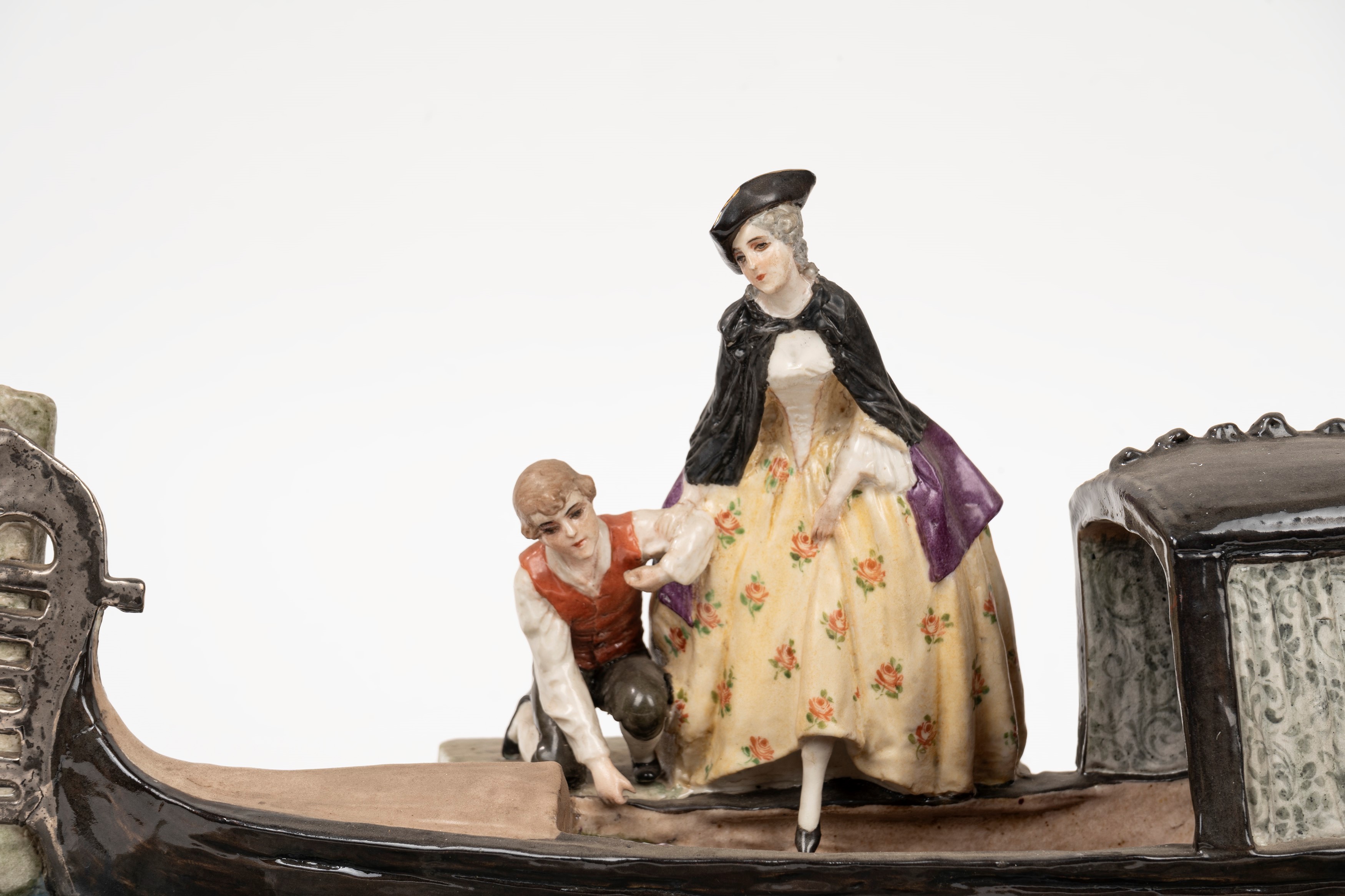Scultura in Porcellana Policroma Raffigurante Gondola e Personaggi in Costume Veneziano