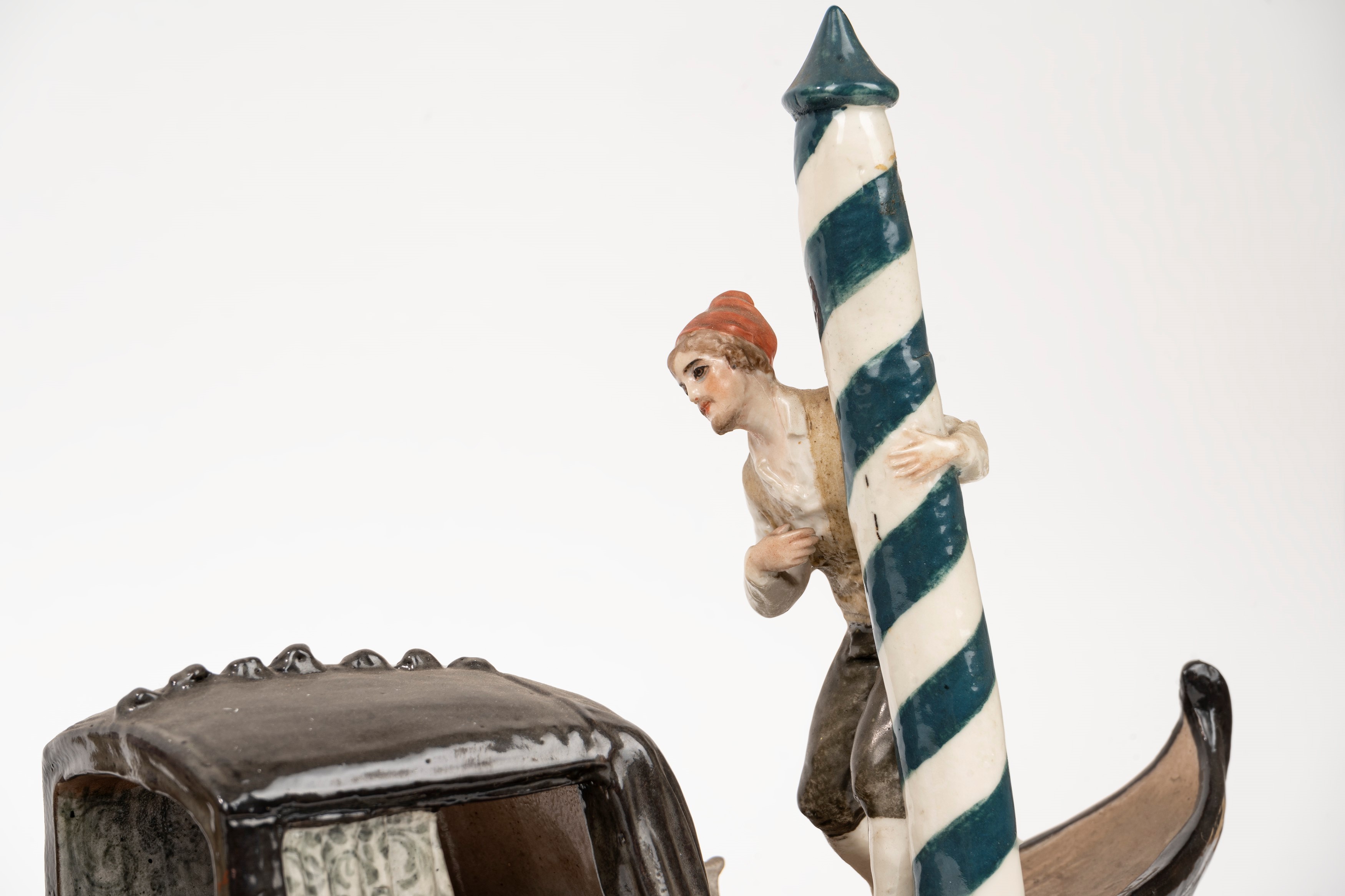 Scultura in Porcellana Policroma Raffigurante Gondola e Personaggi in Costume Veneziano
