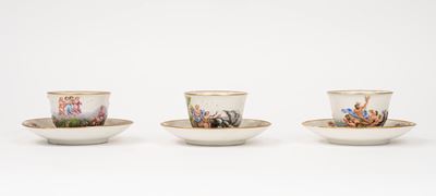 Tre Tazzine con Piattino in Porcellana di Capodimonte, Fine Secolo XIX - Inizi Secolo XX