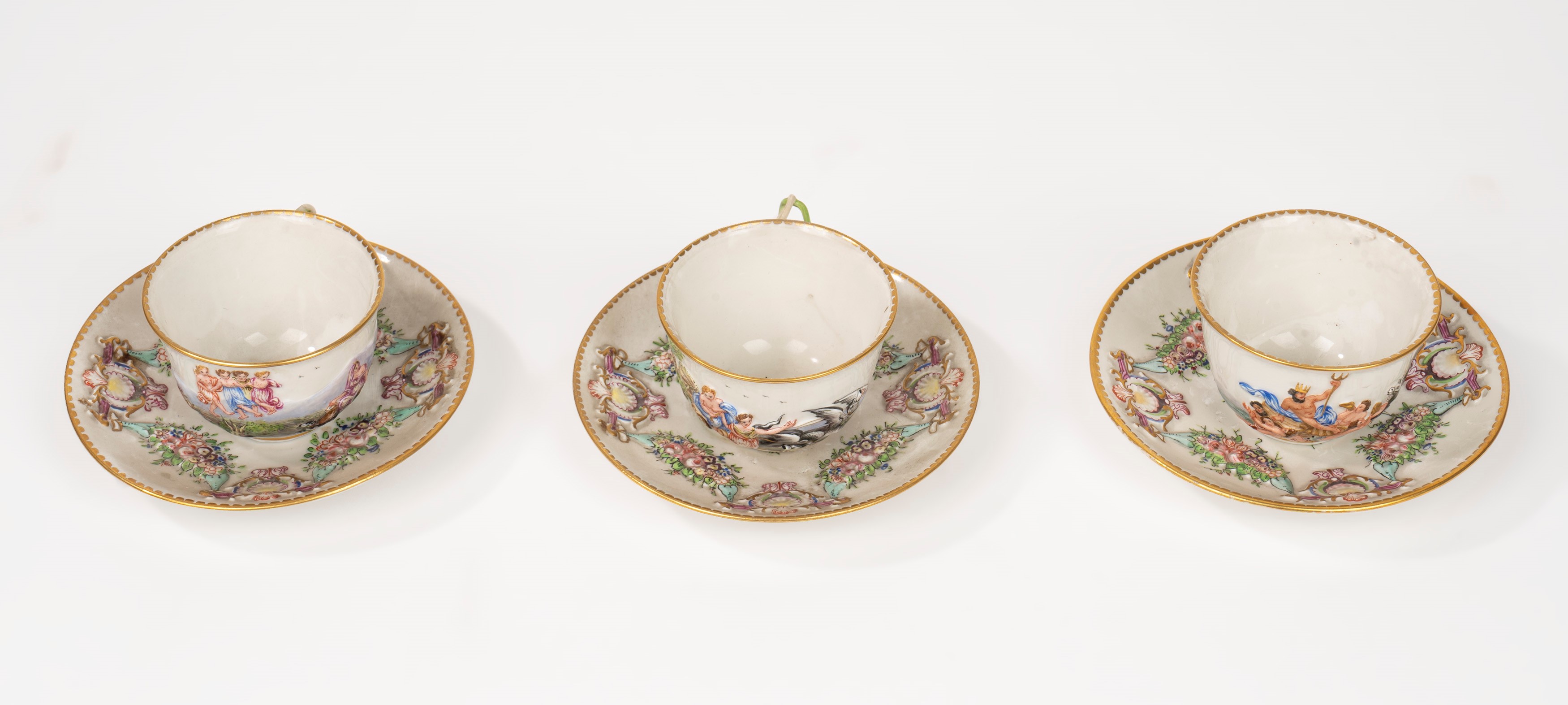 Tre Tazzine con Piattino in Porcellana di Capodimonte, Fine Secolo XIX - Inizi Secolo XX