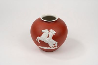 Vaso in Porcellana Rosenthal Rosso con Bassorilievo in Biscuit Raffigurante Amazzone, Anni '50 de...