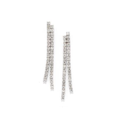 Orecchini pendenti in oro bianco 18k con diamanti taglio brillante
