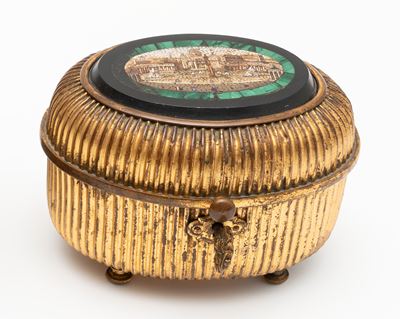 Scatola in Bronzo Dorato con Coperchio in Marmo Nero del Belgio, Malachite e Micromosaico Raffigu...
