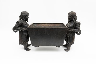 Fioriera in Bronzo con Due Figure Maschili ai Lati, Cina Secolo XX