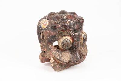 Maschera in Legno Intagliato e Laccato Raffigurante Animale Fantastico, Cina, Secolo XVIII