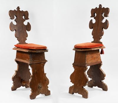 Coppia di Sgabelli in Legno Intagliato, Secolo XVII