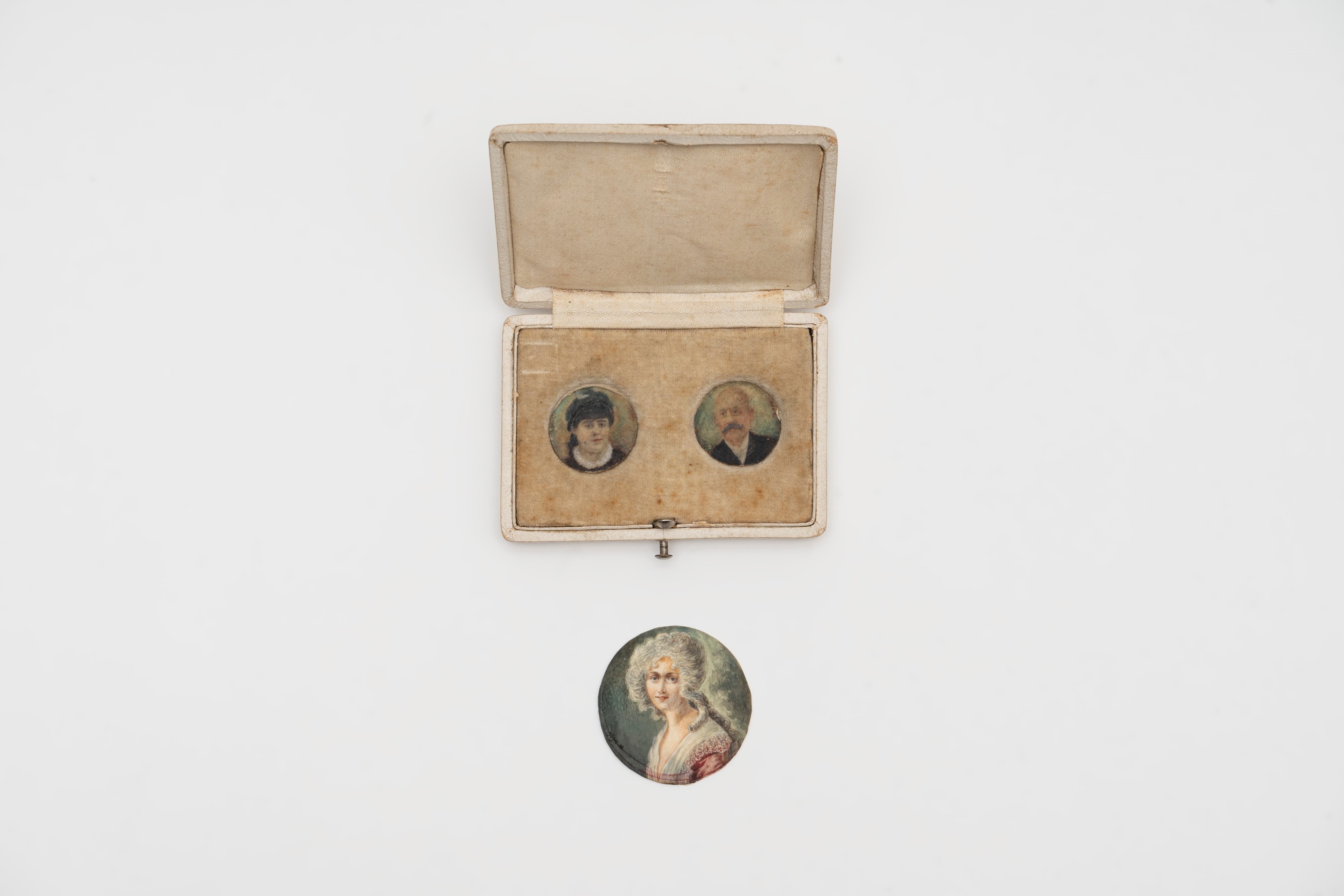 Lotto Composto da Due Crocifissi in Argento e Tre Miniature, Fine Secolo XIX - Inizi Secolo XX