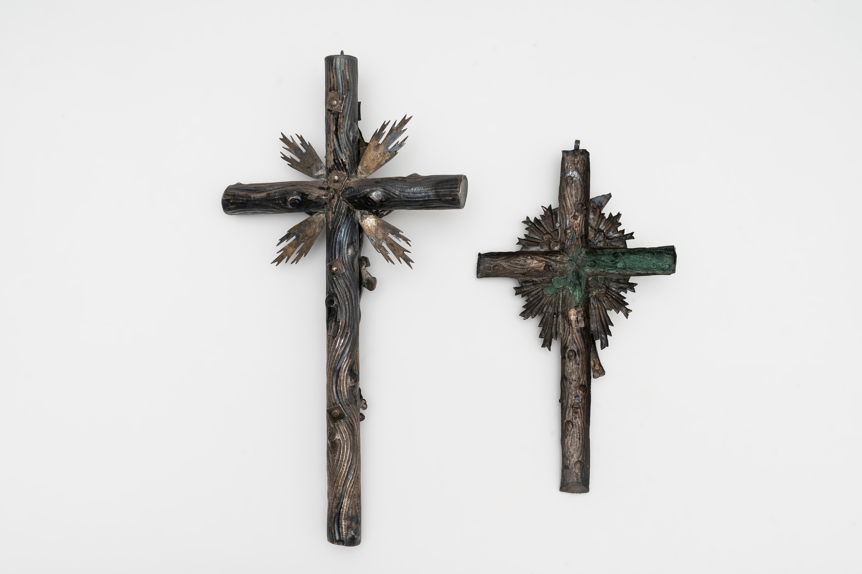 Lotto Composto da Due Crocifissi in Argento e Tre Miniature, Fine Secolo XIX - Inizi Secolo XX