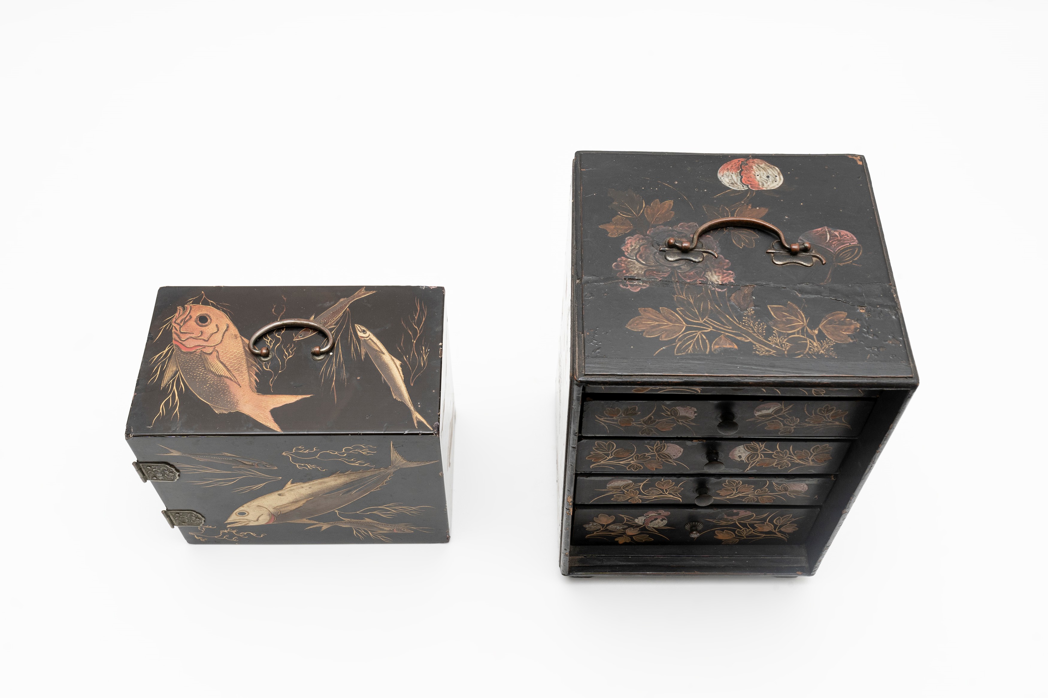 Due Mobilini in Lacca Nera Decorati con Motivi Floreali e Pesci, Giappone Periodo Meiji (1868-191...