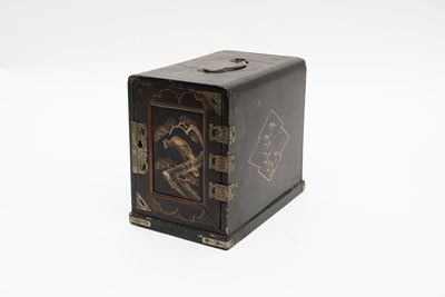 Piccolo Mobile in Lacca Nera con Decori in Oro, Giappone Periodo Meiji (1868-1912)