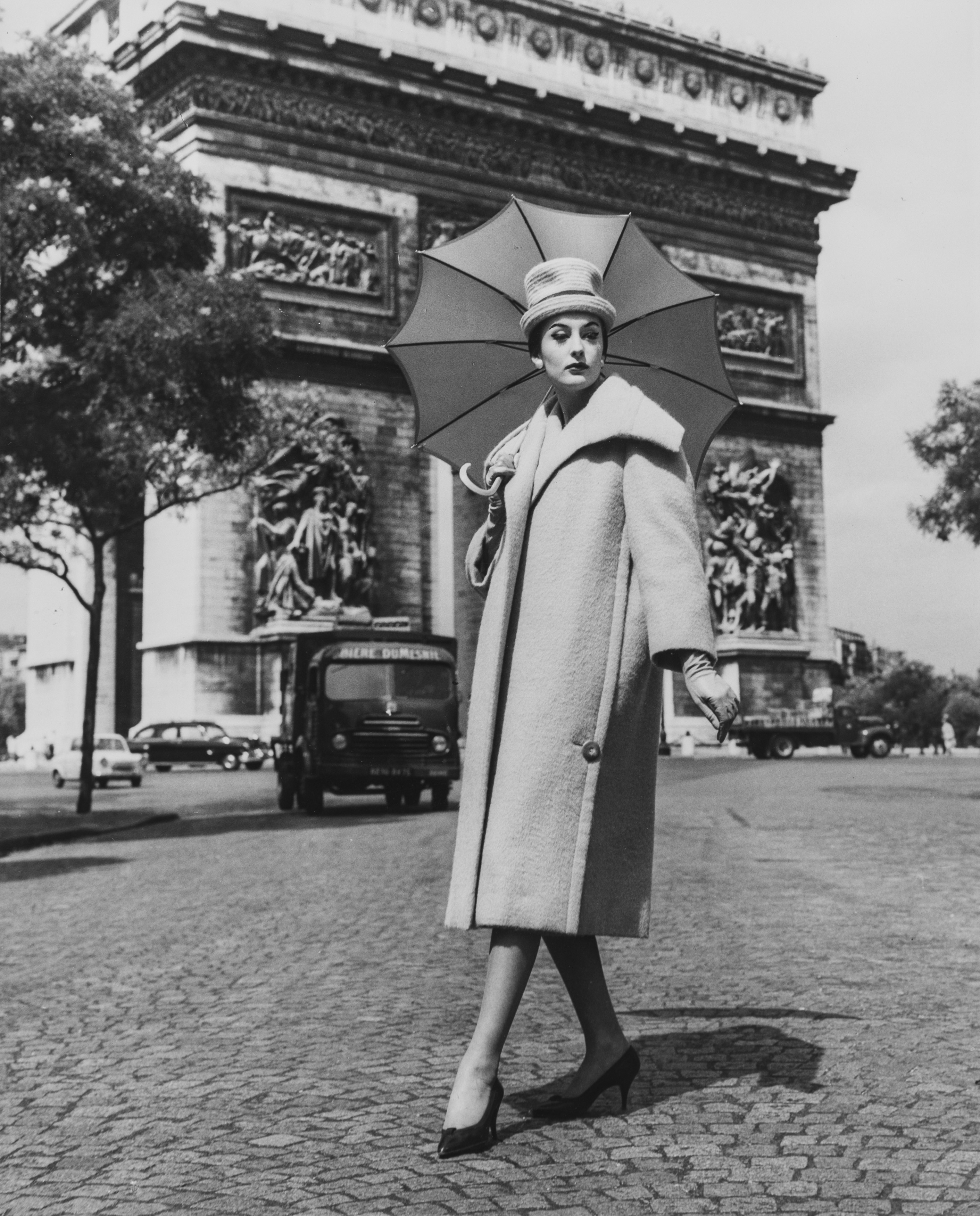 Senza titolo (Mantello e ombrello Balmain ; Tailleur Madeleine de Rauch)