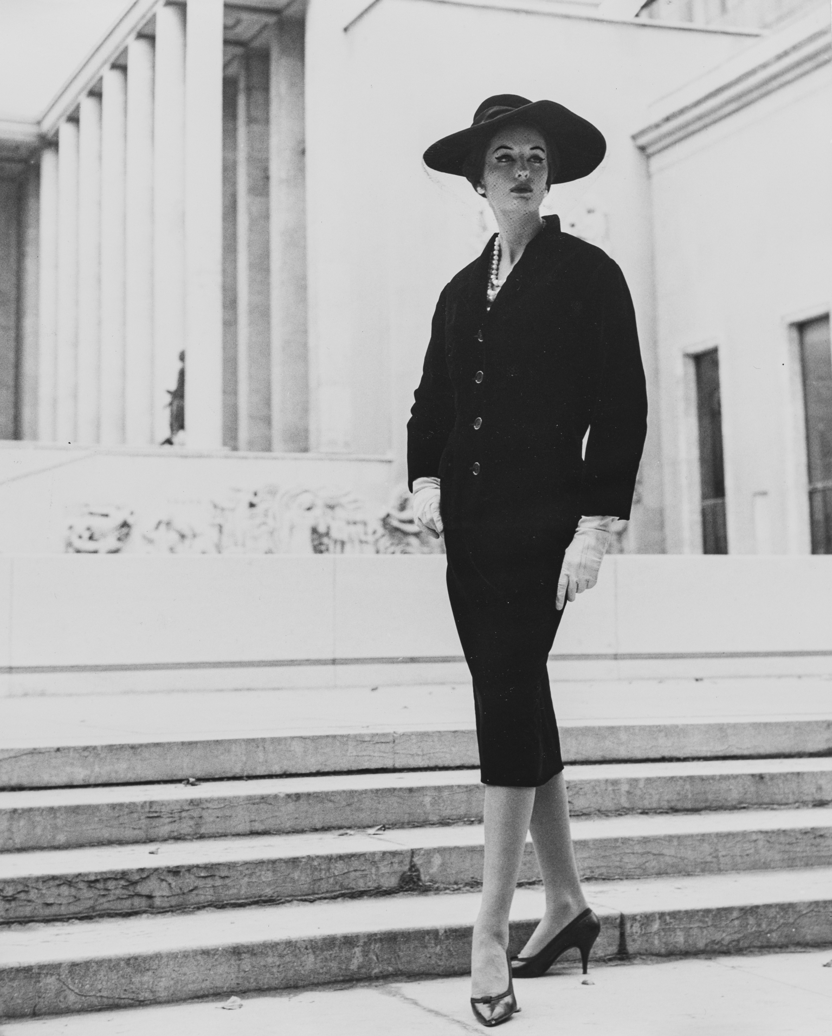 Senza titolo (Mantello e ombrello Balmain ; Tailleur Madeleine de Rauch)