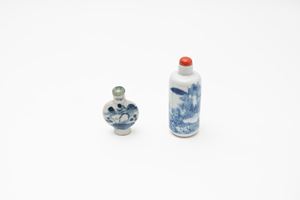  - Due snuff-bottle in porcellana bianca e blu, Cina fine secolo XIX- inizi secolo XX