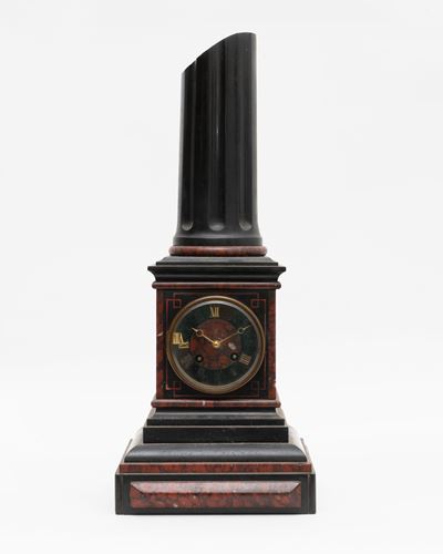 Pendola in Marmo Nero del Belgio e Granito Rosso con Colonna Spezzata, Secolo XIX