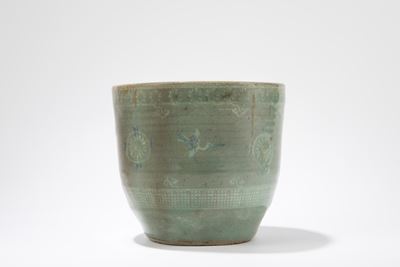 Porcellana celadon, Vaso decorato con gru e motivi geometrici