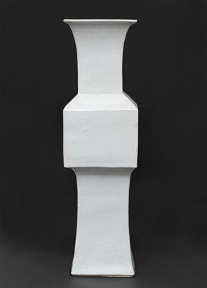 Grande vaso in porcellana bianca di forma quadrangolare, Cina secolo XIX