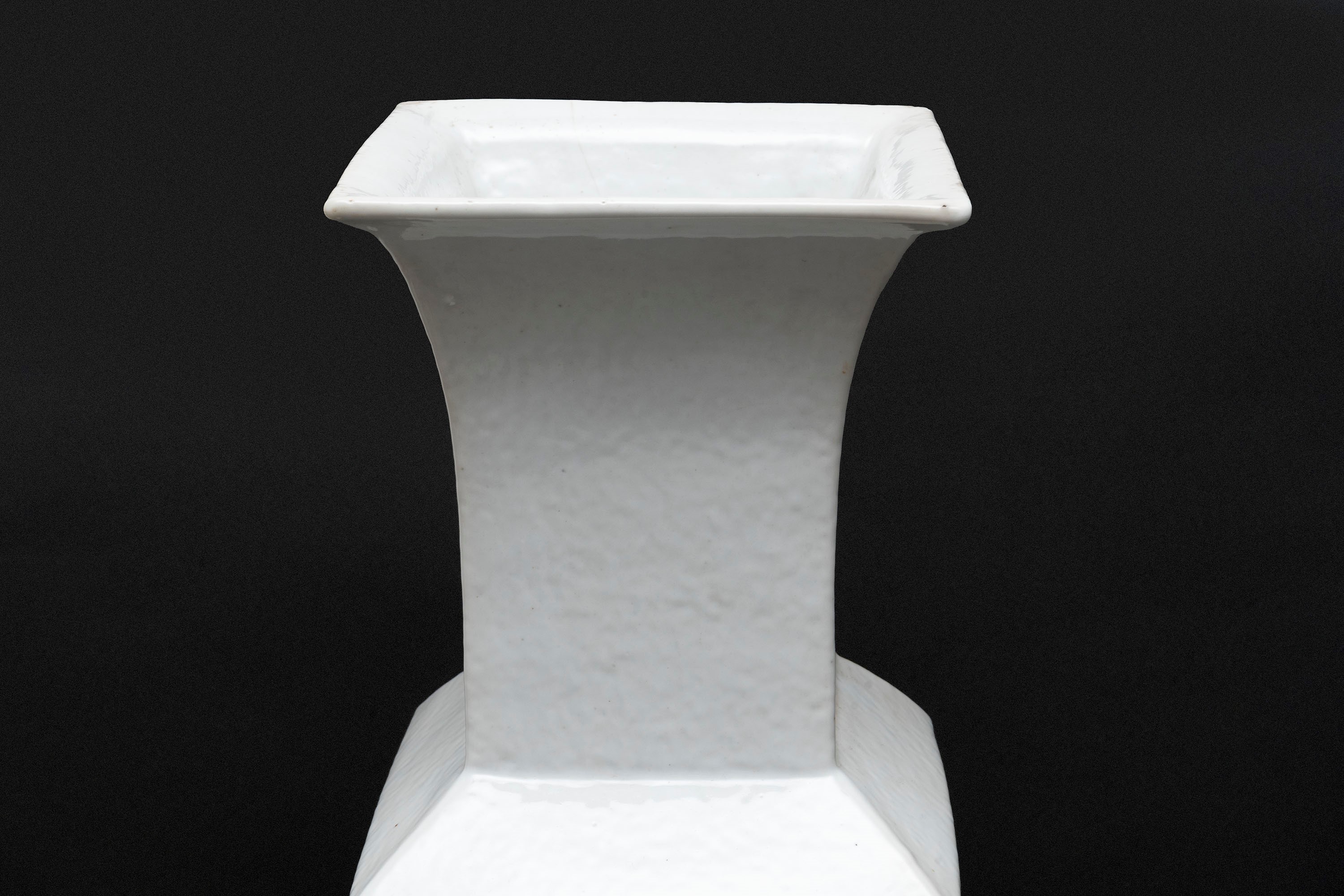 Grande Vaso in Porcellana Bianca di Forma Quadrangolare, Cina Secolo XIX
