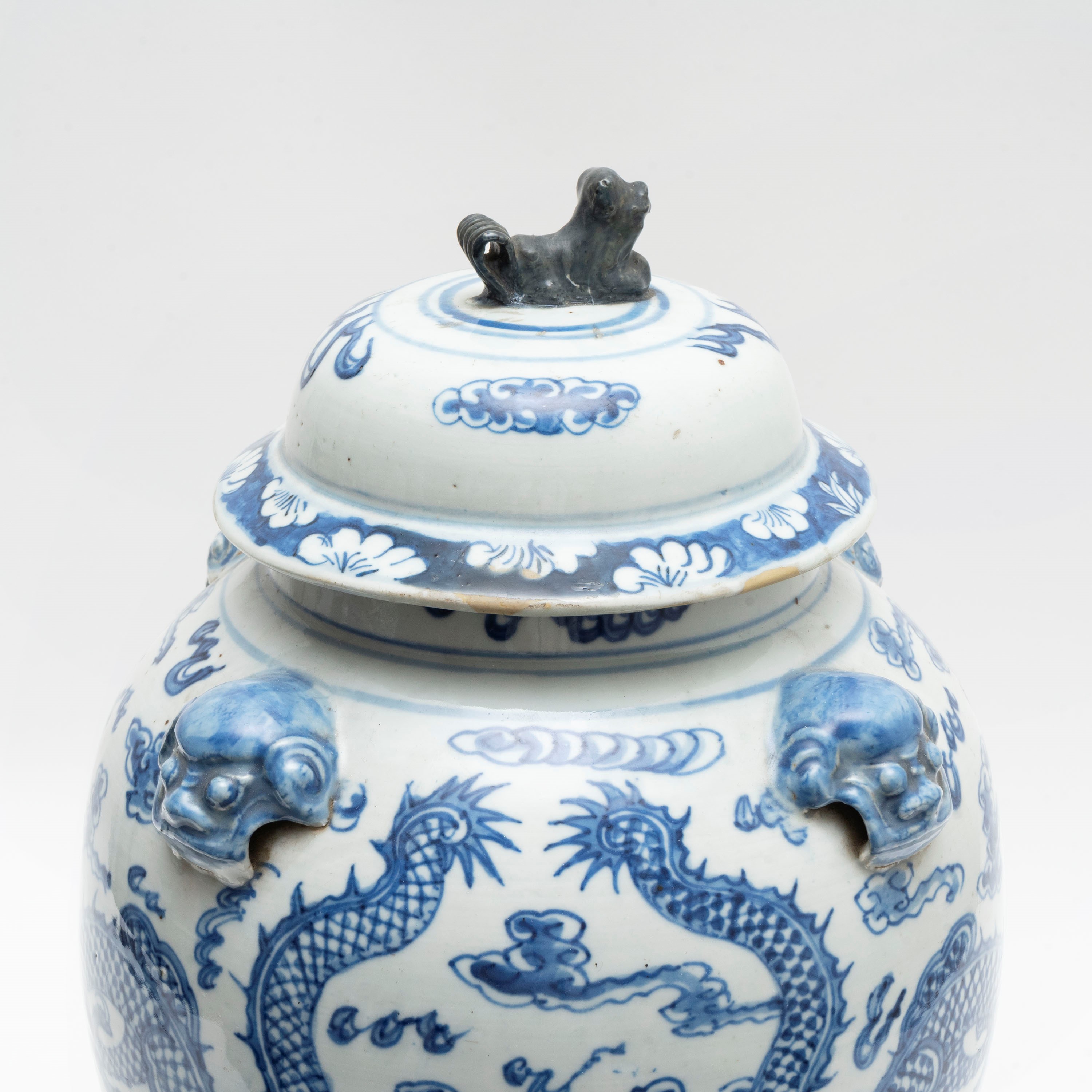 Vaso in Porcellana Bianca e Blu con Coperchio, Cina Secolo XIX