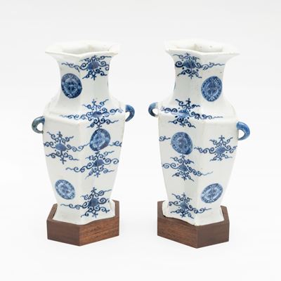 Coppia di Vasetti in Porcellana Bianca e Blu di Forma Esagonale, Cina Secolo XIX