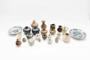 Ventiquattro vasetti di forme e materiali vari, Cina e sud-est asiatico, periodi dal Song al Ming