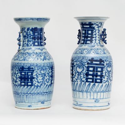 Due Vasi in Porcellana Bianca e Blu, Cina Secolo XIX
