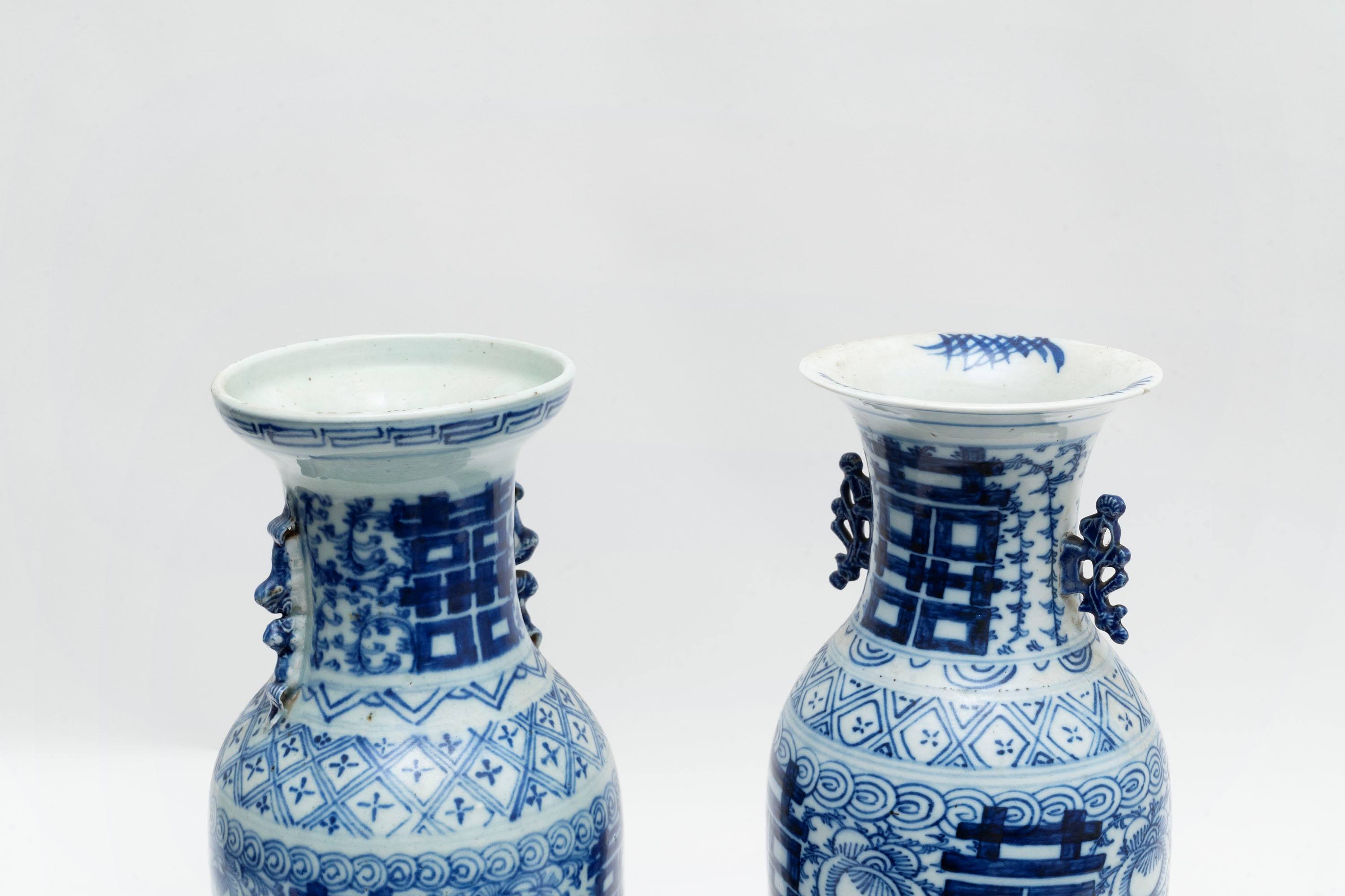Due Vasi in Porcellana Bianca e Blu, Cina Secolo XIX