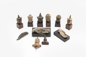 Lotto composto da sette antiche testine Thai, un piccolo Buddha e tre mani in bronzo
