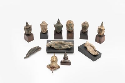 Lotto Composto da Sette Antiche Testine Thai, un Piccolo Buddha e Tre Mani in Bronzo
