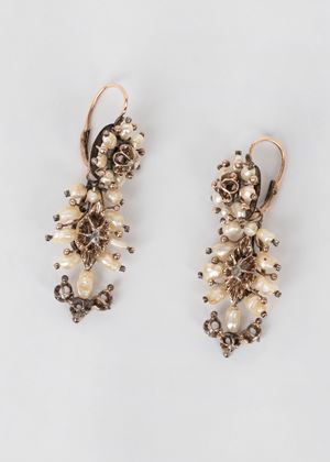 Pair of earrings in 9k gold and pearls and diamond roses, 18th-19th centuries