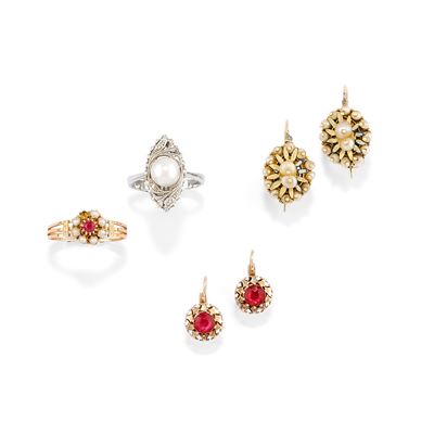 Due anelli e due coppie di orecchini in oro bicolore e 18k con pietre rosse e perle