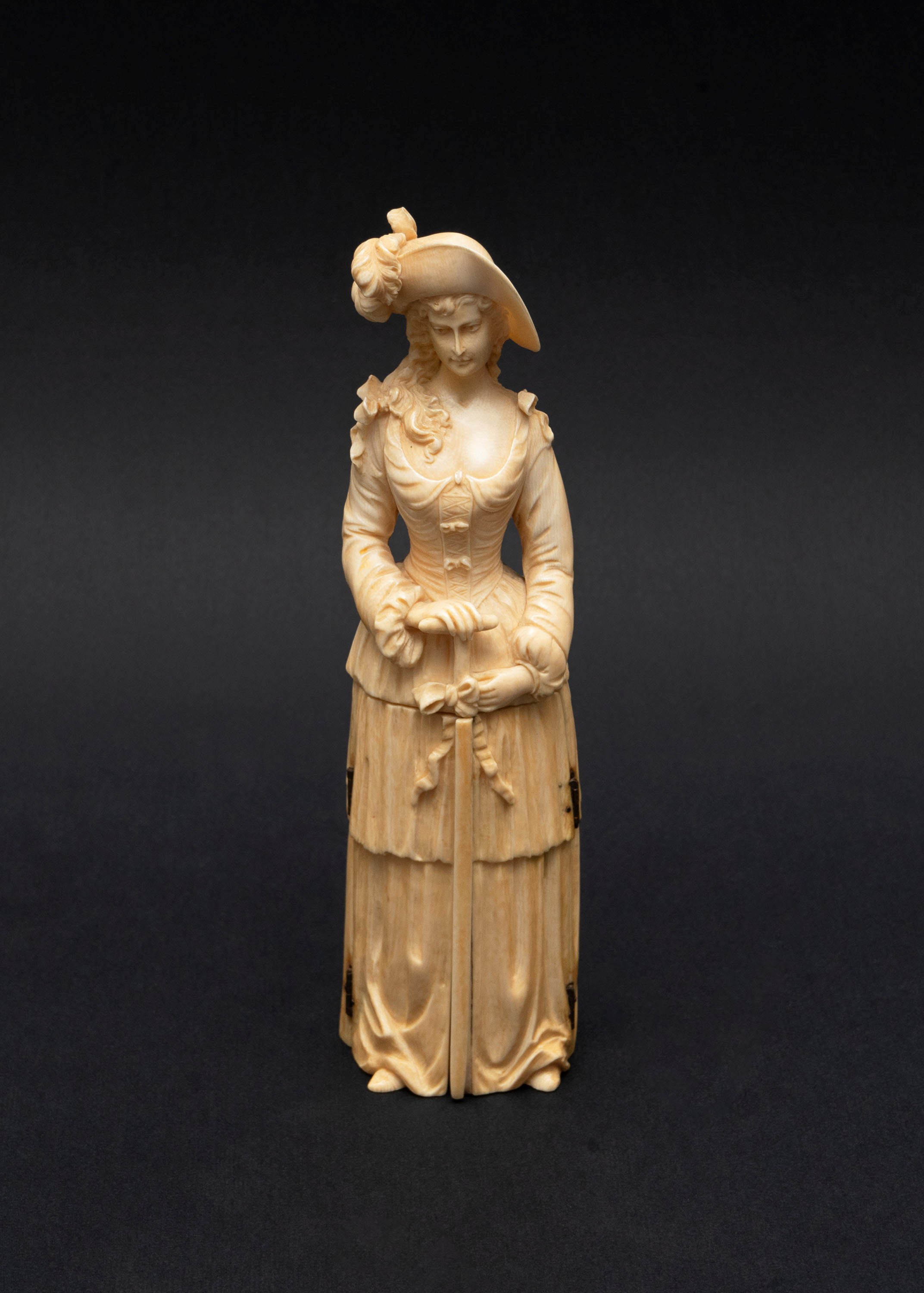 Scuola Francese, Secolo XIX - ☼ Scultura in Avorio Raffigurante Nobildonna con Cappello Piumato, ...